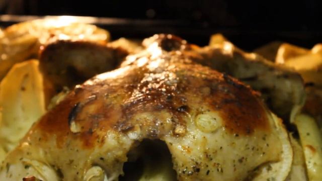 Курица с картошкой запеченная в духовке.Как приготовить курицу в духовке целиком.Вкусный ужин. ✅ ?☝ смотреть онлайн