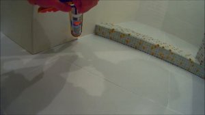 Как быстро засиликонить примыкание настенной и напольной плитки .