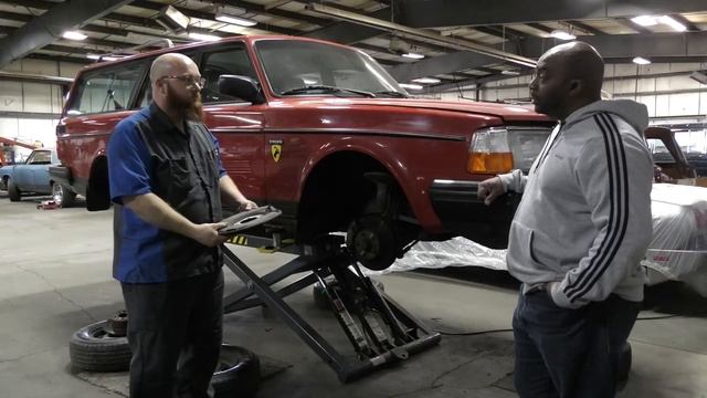 Gotta love a 240 Volvo! CAR WIZARD brings in the Bug Ninja to talk about this 1993 245 station wago смотреть онлайн