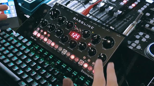 Erica Synths DB-01 Bassline - My First Look (plus upcoming GIVEAWAY!) смотреть онлайн