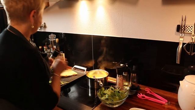 ЛОСОСЬ НА ГРИЛЕ ПОД СЛИВОЧНЫМ СОУСОМ смотреть онлайн