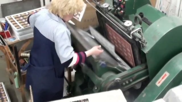 Высечка магнита на холодильник в Фабрике Магнитов смотреть онлайн