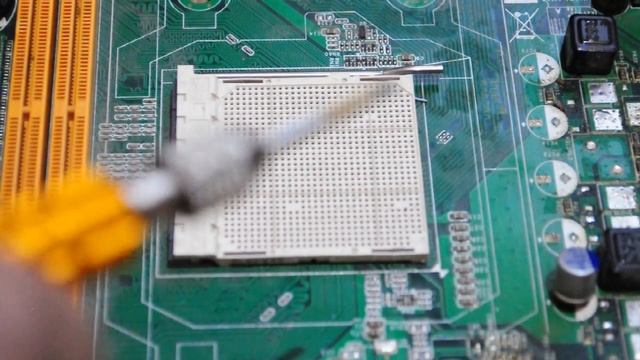 Removing the socket cover AM2 / AM2+ ( Как снять крышку сокета AM2/AM2+) смотреть онлайн