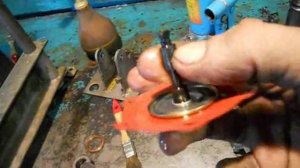 бензанасос Пекар льет топливо в карбюратор