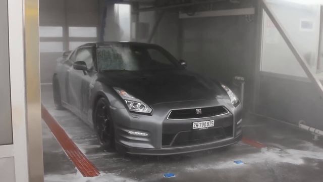 Nissan GT-R in Razor Touchless Car Wash - Autolavaggio Cecina, Tuscany смотреть онлайн