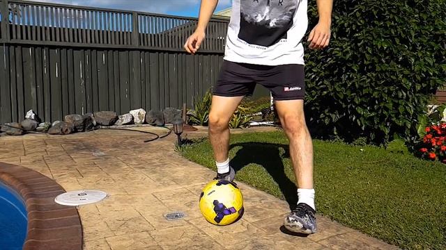 Learn Simple Football Tricks | 3 EASY Football Flick Ups Tutorial | Football Skills смотреть онлайн