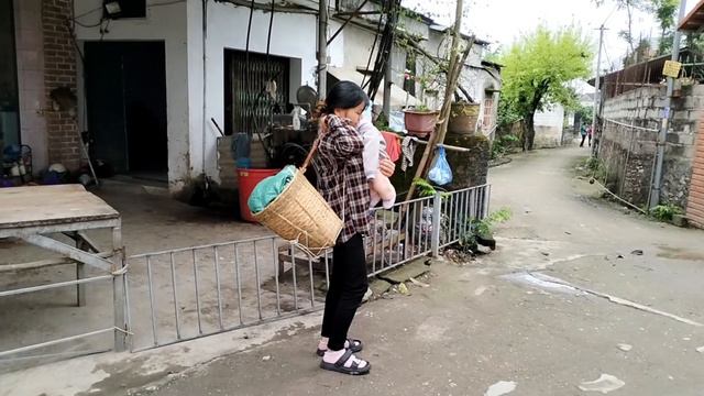 Single Mom 18 Year Old - Harvesting A Lot Of Chicken Eggs Goes To Sell