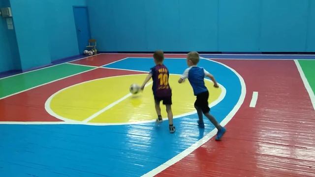 ФУТБОЛ. 1×1. НОЖКУ НАПРАВЛЯЕМ В СТВОР ВОРОТ. смотреть онлайн