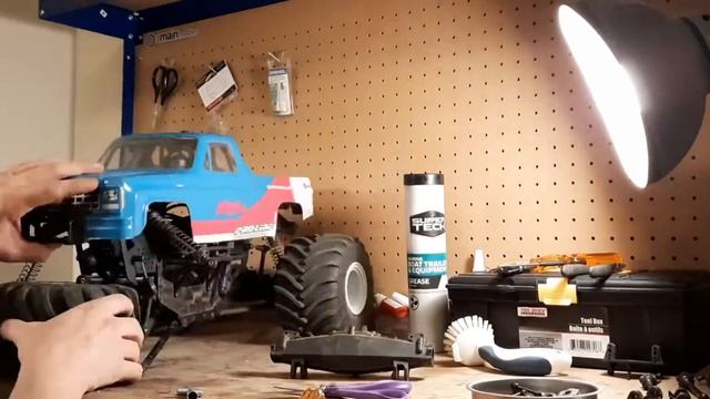 LOSI LMT Monster Truck! TREAL Axle housings installation & New 25t servo saver! смотреть онлайн