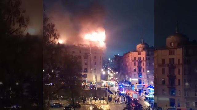 В Петроградском районе Санкт- Петербурга горит мансарда дома Чубакова. смотреть онлайн