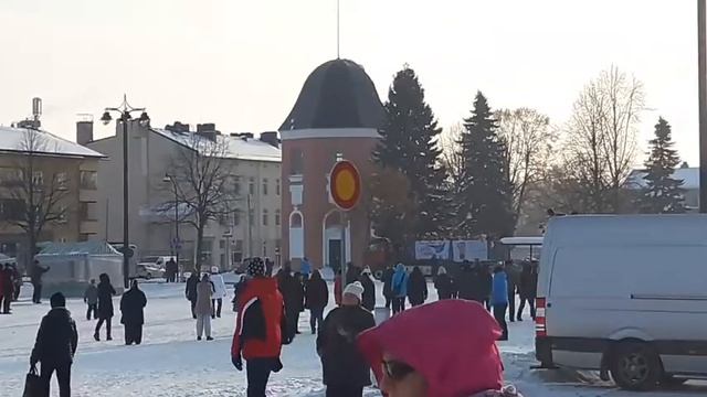 ДЕНЬ КОНФЕТ В ФИНЛЯНДИИ//ГРУЗОВИКИ С ГЕРОЯМИ КИДАЮТ ДЕТЯМ КОФЕТЫ смотреть онлайн