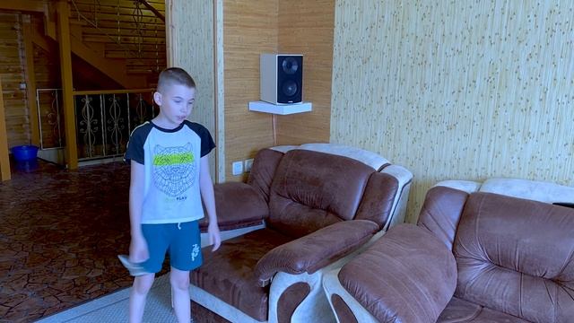 A huge pigeon attacked a child Огромный голубь напал на ребенка смотреть онлайн
