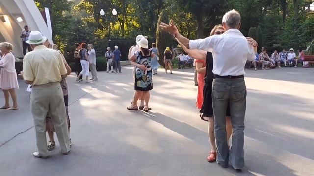 ЖЕНЩИНА ВОЗДУХ, ЖЕНЩИНА ВОДА! ХАРЬКОВ ТАНЦЫ В ПАРКЕ ГОРЬКОГО смотреть онлайн