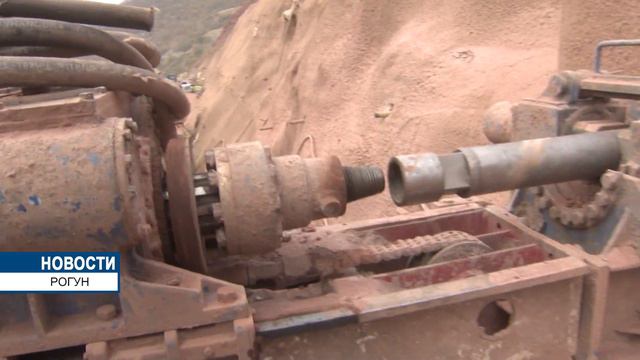 Президент на наблюдательном пункте на выходе строительных тоннелей СТ-3 и СТ-4 Рогунской ГЭС. смотреть онлайн