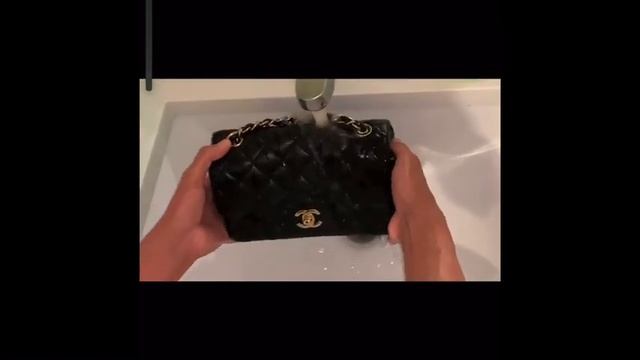 КАК ПОСТИРАТЬ КОЖАНУЮ СУМКУ CHANEL В СТИРАЛЬНОЙ МАШИНЕ!!! смотреть онлайн