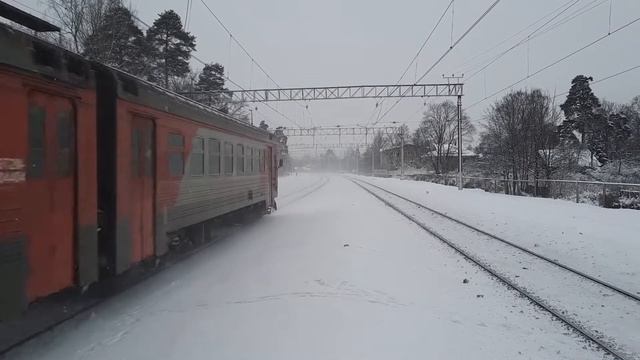 Электропоезд ЭТ2М-044 следующий по маршруту: "Зеленогорск - СПб-Финляндский" / ж/д ст. Шувалово смотреть онлайн