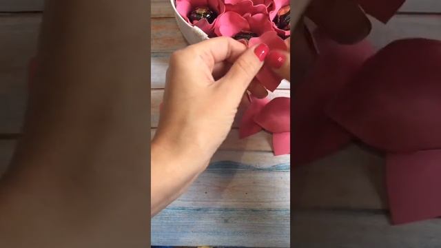 Букет из конфет своими руками ?Цветы из фоамирана с конфетой? Flowers from Foamiran EVA /handmade смотреть онлайн