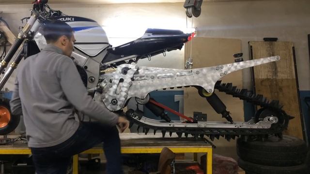 прбный запуск GSX-R1000 на гусле))) размял гусеницу на весу)) смотреть онлайн