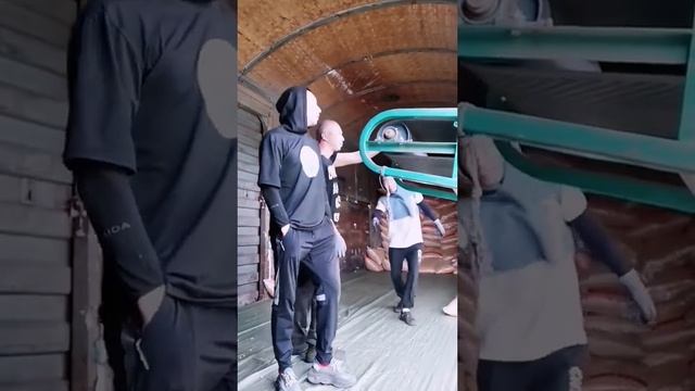 Как разгрузить мешки с цементом - не трогая их руками? смотреть онлайн
