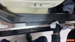 Обработка силиконом резиновых уплотнителей дверей автомобиля