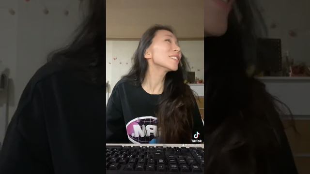Как ведет себя девушка когда ей нравится парень. Симпатия , как распознать 😁 смотреть онлайн