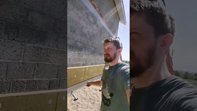 Выложили первый ряд утеплителя из минеральной ваты. Набили руку. до синяков.. #стройка #частныйдом