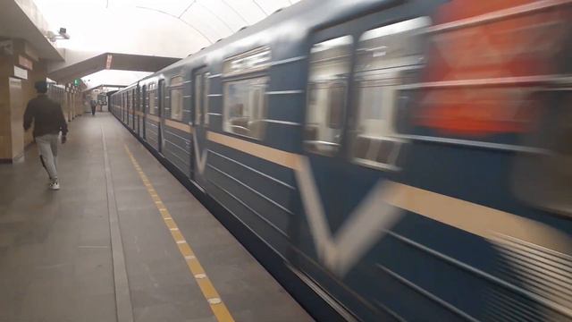 Метро Санкт-Петербурга. Пришелец следует в оборотный тупик на станции Спасская смотреть онлайн
