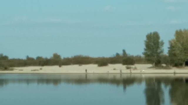 Осенью на реке, где летом активный пляж. смотреть онлайн