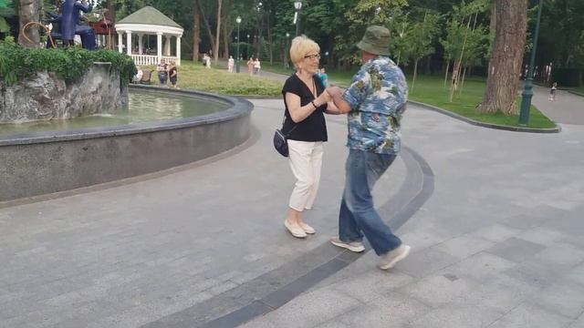 Харьков, танцы в саду;Нина и Сан Саныч у сказочного фонтана смотреть онлайн