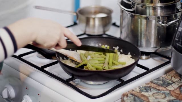 Пробую закуску из обычного лопуха, ответ Михаилу Вегану / Рецепты и Реальность / Вып. 254 смотреть онлайн