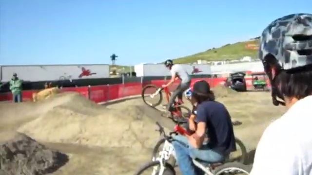 leelikesbikes.com - Brendan Fairclough sessions the 2010 Sea Otter pro pump track смотреть онлайн