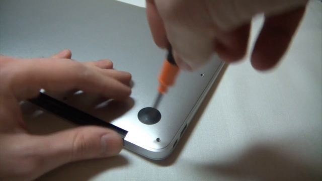 Видео 1. Как открутить нижнюю крышку MacBook Air 11 смотреть онлайн
