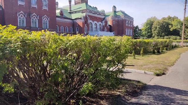 Замок Шереметьевых. Фасад здания. Начало поездки. смотреть онлайн