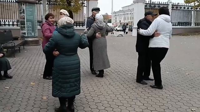 Танцы под гармонь. Гомель, парк. смотреть онлайн