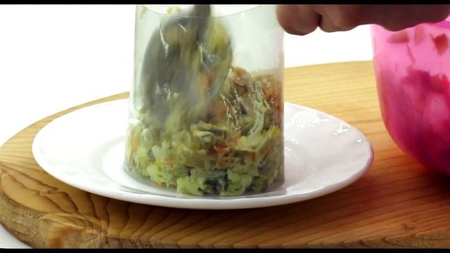 Как сделать форму кольцо для салата с помощью пластиковой бутылки/Меню недели смотреть онлайн