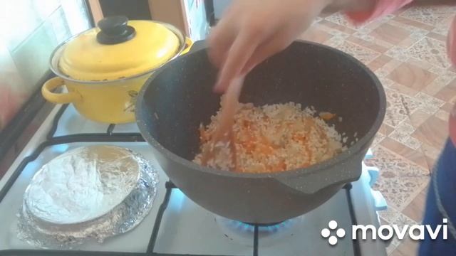 готовлю обед:плов и рыбный суп..