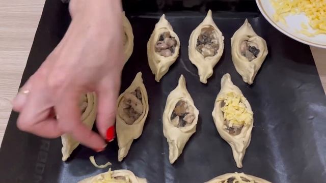 Лодочки из слоеного теста с грибами | Готовлю в духовке на мультипокрытии смотреть онлайн