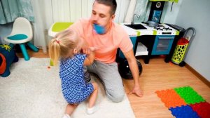 Играем воздушными шариками. Лопаем шарики.