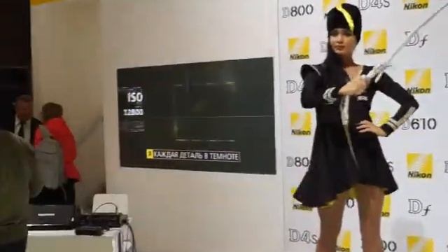 Девушка позирует на стенде Nikon