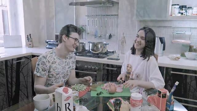 Смешные моменты из видео Anastasiz-ГОТОВИМ С КРАШЕМ (feat. БРАЙН МАПС) смотреть онлайн