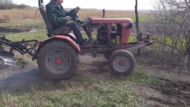 Трактор в полі ДИР-ДИР-ДИР. Джондирчик ИЖ. смотреть онлайн