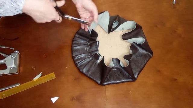 Перетяжка табурета своими руками. Ремонт мебели. [Перетяжка мебели своими руками] смотреть онлайн