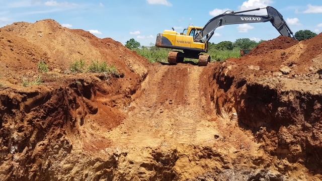 Amazing volvo 210 excavator under 15 feet |excavator videos| |2020| Mano | смотреть онлайн