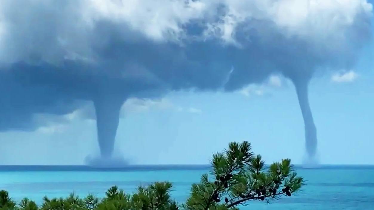 Сразу два смерча в Геленджике в море. Пляжи резко опустели, замеряем море смотреть онлайн