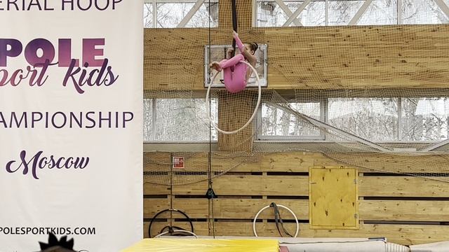 Выступление на соревнованиях по воздушной гимнастике смотреть онлайн