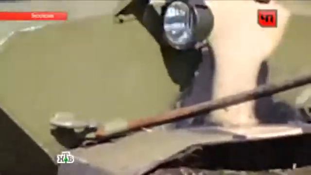 БТРы давят машины с людьми на въезде в город смотреть онлайн