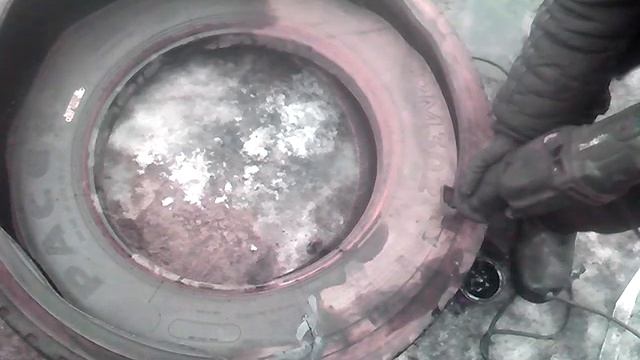 Утилизация шин.Супербизнес. Подготовка сырья-вырезаем посадочное кольцо сабельной пилой. смотреть онлайн