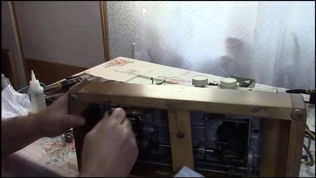 Швейная машинка Подольск 142.Профилактика и мелкий ремонт.Часть1.Смазка челнока.Видео №3. смотреть онлайн