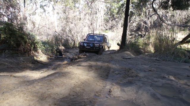 Stuck in the mud Toyota landcruiser 79 series locked on 35s self recovery Maxxis RAZR MT 315 75 16 смотреть онлайн