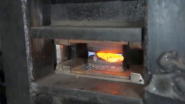 Дамасская сталь из 100 концелярских ножей и двух рулеток смотреть онлайн